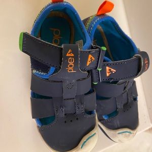 Plae toddler sandals 9 US